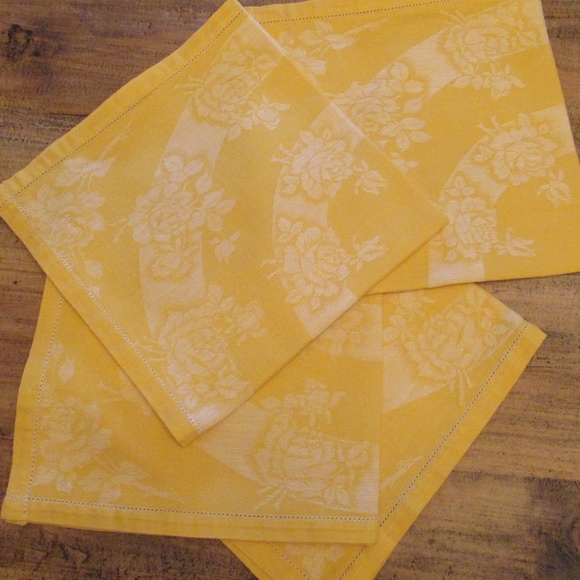 4 Gold & white Rose embossed cloth napkins and Tablecloth - Picture 1 of 15